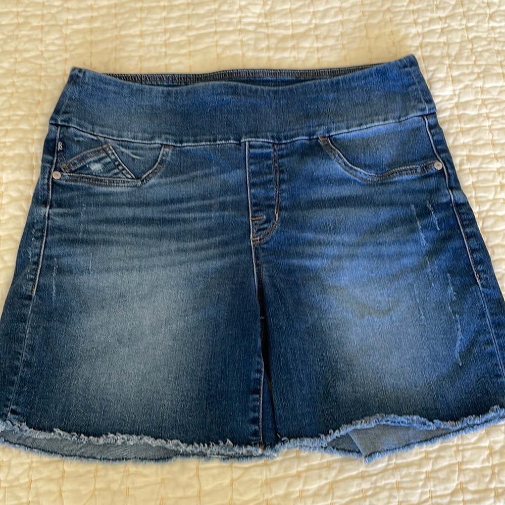 Rock & Republic Fever 14 pull on slimming distressed jean shorts flat front